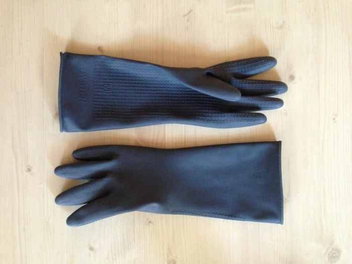 Gloves that protect from hydraulic fluids